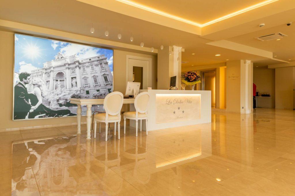 La Dolce Vita Hotel 芒通 外观 照片