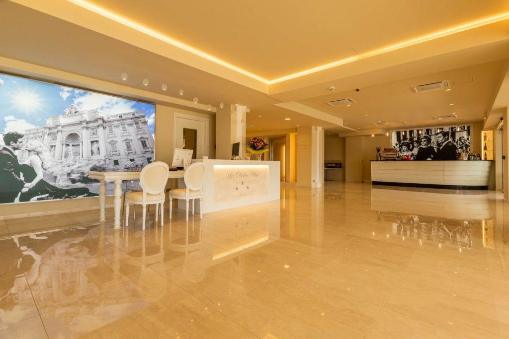 La Dolce Vita Hotel 芒通 外观 照片